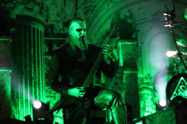Kjell Age Damage Karlsen von der Band Dimmu Borgir bei einem Konzert in der Columbiahalle in Berlin, 23. Oktober 2026. Behemoth & Dimmu Borgir Konzert Berlin