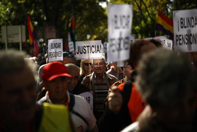 Protest for Public Pensions and Housing: Several people during a protest in defense of the public pension system and access to housing, on October 24, 2026, in Madrid, Spain. The National Coordinating Committee for the Defense of the Public Pension System (COESPE), labor unions, and other pensioner organizations such as Asjubi40 have called for this nationwide mobilization under the slogan For a Public Pension System for the Elderly and the Young OCTOBER 24, 2026 Alejandro Martínez Vé Madrid Madrid, Spain  Copyright: xAlejandroxMartinezxVÃ lezx 7866036