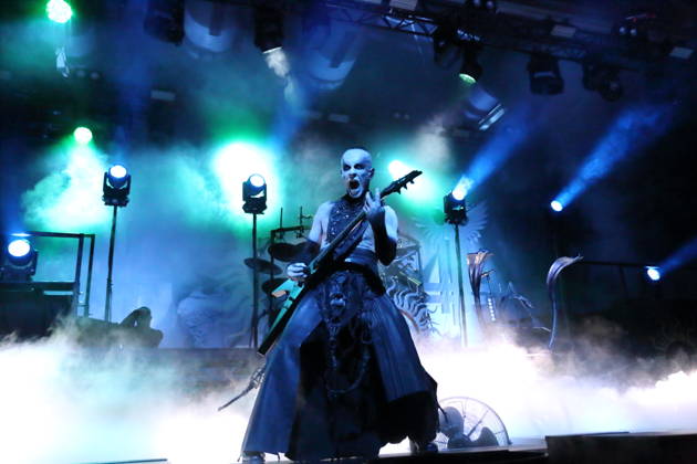Adam Michal Nergal Darski von der Band Behemoth bei einem Konzert in der Columbiahalle in Berlin, 23. Oktober 2026. Behemoth & Dimmu Borgir Konzert Berlin