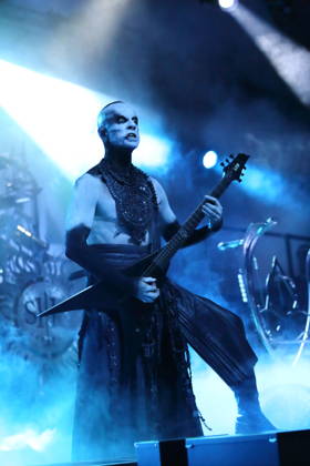 Adam Michal Nergal Darski von der Band Behemoth bei einem Konzert in der Columbiahalle in Berlin, 23. Oktober 2026. Behemoth & Dimmu Borgir Konzert Berlin