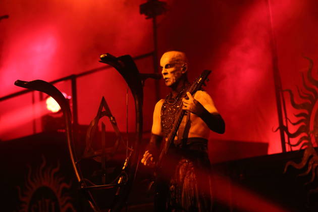 Adam Michal Nergal Darski von der Band Behemoth bei einem Konzert in der Columbiahalle in Berlin, 23. Oktober 2026. Behemoth & Dimmu Borgir Konzert Berlin