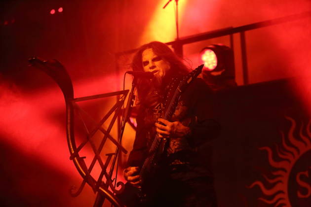 Patryk Dominik Seth Sztyber von der Band Behemoth bei einem Konzert in der Columbiahalle in Berlin, 23. Oktober 2026. Behemoth & Dimmu Borgir Konzert Berlin