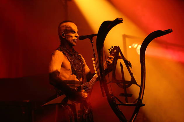 Adam Michal Nergal Darski von der Band Behemoth bei einem Konzert in der Columbiahalle in Berlin, 23. Oktober 2026. Behemoth & Dimmu Borgir Konzert Berlin