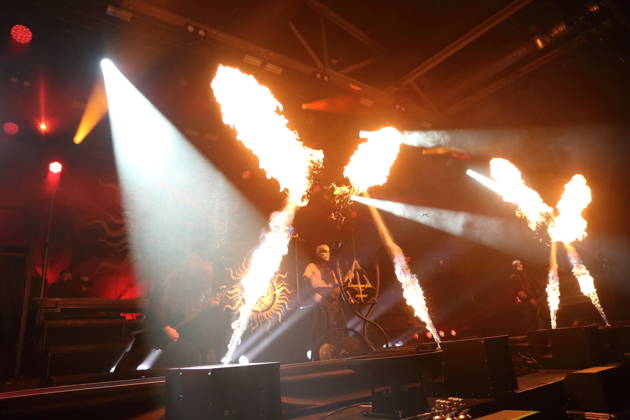 Patryk Dominik Seth Sztyber, Zbigniew Robert Inferno Prominski, Adam Michal Nergal Darski und Tomasz Orion Wroblewski, v.l., von der Band Behemoth bei einem Konzert in der Columbiahalle in Berlin, 23. Oktober 2026. Behemoth & Dimmu Borgir Konzert Berlin