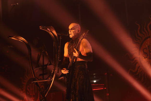 Adam Michal Nergal Darski von der Band Behemoth bei einem Konzert in der Columbiahalle in Berlin, 23. Oktober 2026. Behemoth & Dimmu Borgir Konzert Berlin