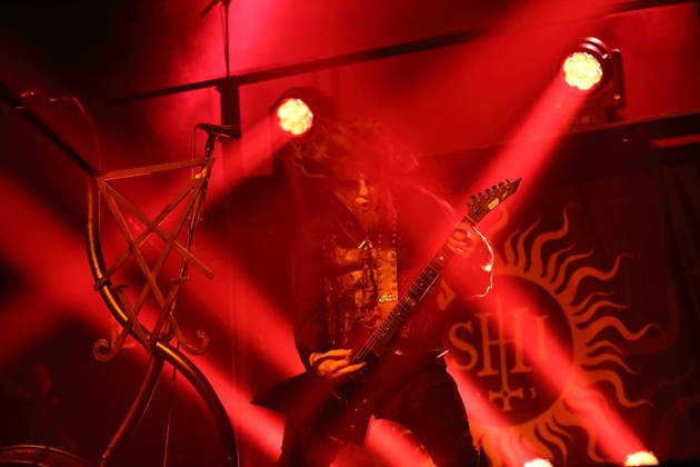 Patryk Dominik Seth Sztyber von der Band Behemoth bei einem Konzert in der Columbiahalle in Berlin, 23. Oktober 2026. Behemoth & Dimmu Borgir Konzert Berlin
