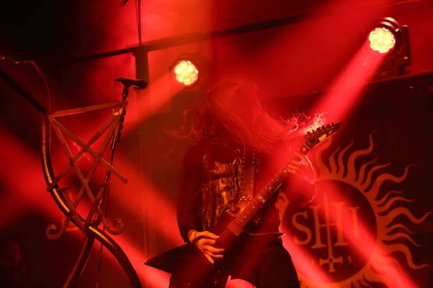 Patryk Dominik Seth Sztyber von der Band Behemoth bei einem Konzert in der Columbiahalle in Berlin, 23. Oktober 2026. Behemoth & Dimmu Borgir Konzert Berlin