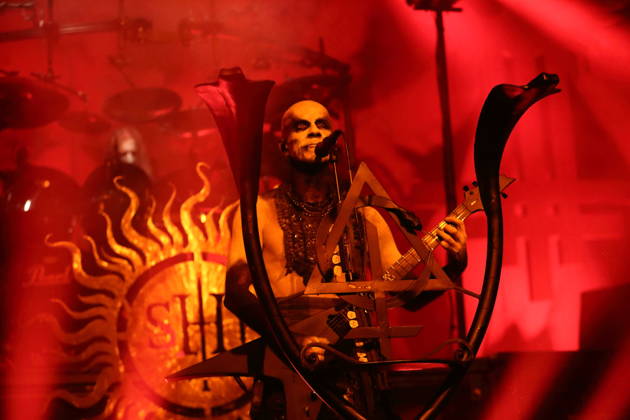 Adam Michal Nergal Darski von der Band Behemoth bei einem Konzert in der Columbiahalle in Berlin, 23. Oktober 2026. Behemoth & Dimmu Borgir Konzert Berlin