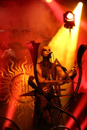 Adam Michal Nergal Darski von der Band Behemoth bei einem Konzert in der Columbiahalle in Berlin, 23. Oktober 2026. Behemoth & Dimmu Borgir Konzert Berlin