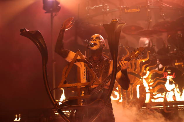 Adam Michal Nergal Darski von der Band Behemoth bei einem Konzert in der Columbiahalle in Berlin, 23. Oktober 2026. Behemoth & Dimmu Borgir Konzert Berlin