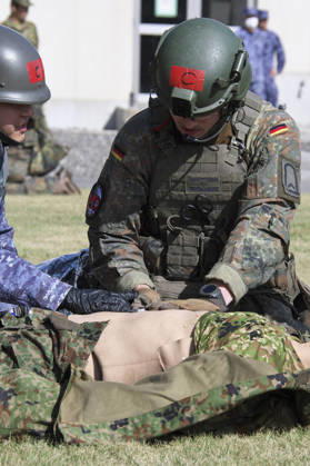 Soldaten der japanischen Selbstverteidigungsstreitkräfte und der deutschen Bundeswehr nehmen im Rahmen des japanisch-amerikanischen Militärmanövers Keen Sword 27 an einer gemeinsamen medizinischen Übung auf der Luftwaffenbasis Iruma teil. Iruma, 24.10.2026