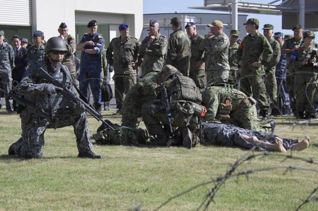 Soldaten der Japanischen Maritimen Selbstverteidigungsstreitkräfteund der deutschen Bundeswehr nehmen im Rahmen des japanisch-amerikanischen Militärmanövers Keen Sword 27 an einer gemeinsamen medizinischen Übung auf der Luftwaffenbasis Iruma teil. Iruma, 24.10.2026