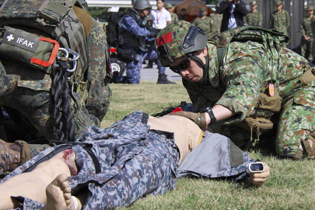 Soldaten der japanischen Selbstverteidigungsstreitkräfte und der deutschen Bundeswehr nehmen im Rahmen des japanisch-amerikanischen Militärmanövers Keen Sword 27 an einer gemeinsamen medizinischen Übung auf der Luftwaffenbasis Iruma teil. Iruma, 24.10.2026