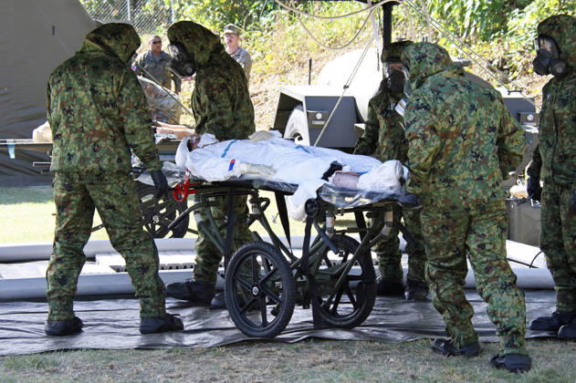 Soldaten der japanischen Selbstverteidigungsstreitkräfte und der deutschen Bundeswehr nehmen im Rahmen des japanisch-amerikanischen Militärmanövers Keen Sword 27 an einer gemeinsamen medizinischen Übung auf der Luftwaffenbasis Iruma teil. Iruma, 24.10.2026