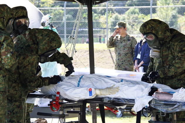 Soldaten der japanischen Selbstverteidigungsstreitkräfte und der deutschen Bundeswehr nehmen im Rahmen des japanisch-amerikanischen Militärmanövers Keen Sword 27 an einer gemeinsamen medizinischen Übung auf der Luftwaffenbasis Iruma teil. Iruma, 24.10.2026