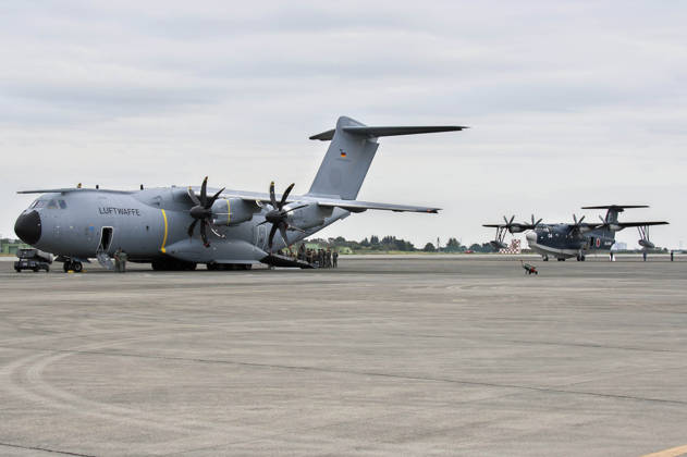 Ein Transportflugzeug vom Typ A400M Atlas der deutschen Luftwaffe sowie ein amphibisches Luft-See-Rettungsflugzeug vom Typ ShinMaywa US-2 der Japanischen Maritimen Selbstverteidigungsstreitkräfte beim japanisch-amerikanischen Militärmanöver Keen Sword 27 auf der Luftwaffenbasis Iruma. Iruma, 24.10.2026