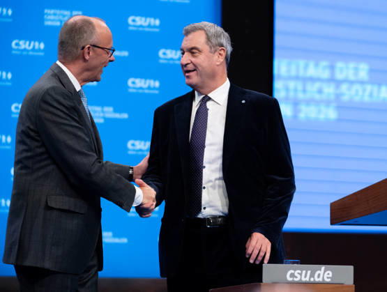 Tag 2, Parteitag 2026 der Partei CSU (Christlich-Soziale-Union) in der Messe München. Friedrich Merz (Bundeskanzler BRD Bundesrepublik Deutschland, CDU) und Ministerpräsident Dr. Markus Söder gemeinsam auf der Bühne