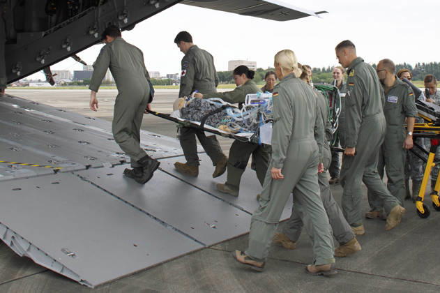 Soldaten der japanischen Selbstverteidigungsstreitkräfte und der deutschen Bundeswehr nehmen im Rahmen des japanisch-amerikanischen Militärmanövers Keen Sword 27 an einer gemeinsamen medizinischen Übung an Bord eines Transportflugzeugs vom Typ A400M Atlas der deutschen Luftwaffe auf der Luftwaffenbasis Iruma teil. Iruma, 24.10.2026