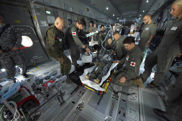 Soldaten der japanischen Selbstverteidigungsstreitkräfte und der deutschen Bundeswehr nehmen im Rahmen des japanisch-amerikanischen Militärmanövers Keen Sword 27 an einer gemeinsamen medizinischen Übung an Bord eines Transportflugzeugs vom Typ A400M Atlas der deutschen Luftwaffe auf der Luftwaffenbasis Iruma teil. Iruma, 24.10.2026