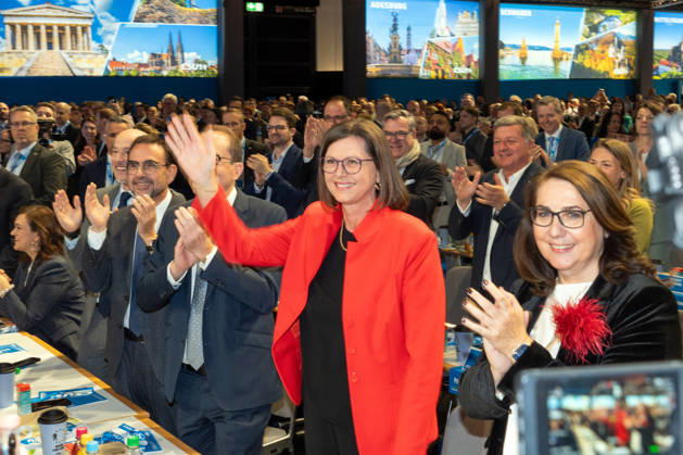 Ilse Aigner, Landtagspräsidentin und mögliche nächste Bundespräsidentin beim CSU-Parteitag, erhält starken Beifall, als Bundeskanzler Merz sie namentlich in seiner Rede begrüßt, Messe München, 24. Oktober 2026 Deutschland, München, 24. Oktober 2026, Ilse Aigner, Landtagspräsidentin und CSU-Kandidatin für das Amt des Bundespräsidenten, erhält starken Beifall, als Bundeskanzler Merz sie namentlich in seiner Rede begrüßt, beim CSU-Parteitag am 23. und 24. Oktober 2026 in der Messe München, Politiker, Bayern