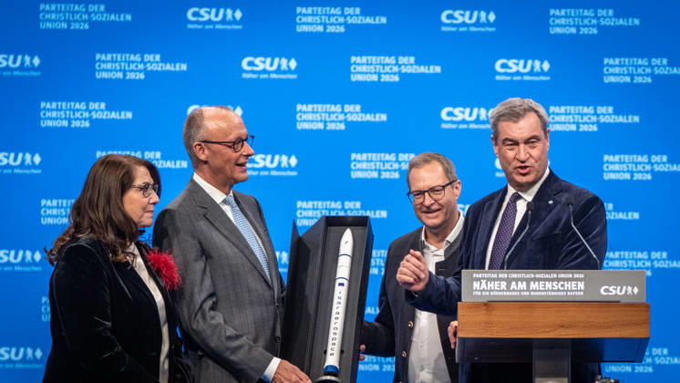 Bundeskanzler Friedrich Merz mit dem CSU-Parteivorsitzenden Markus Söder auf dem Parteitag, mit Tanja Schorer-Dremel und Martin Huber bei der Übergabe einer Rakete als Modell an den Bundeskanzler;Parteitag der CSU in München, München Bayern Deutschland Messegelände München
