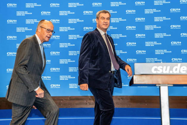 Markus Söder, CSU-Vorsitzender, Bayerischer Ministerpräsident, und Friedrich Merz, Bundeskanzler, CDU, betreten die Bühne beim CSU-Parteitag, Messe München, 24. Oktober 2026 Deutschland, München, 24. Oktober 2026, Markus Söder, CSU-Vorsitzender, Bayerischer Ministerpräsident, und Friedrich Merz, Bundeskanzler, CDU, betreten die Bühne beim CSU-Parteitag am 23. und 24. Oktober 2026 in der Messe München, Politiker, Bayern