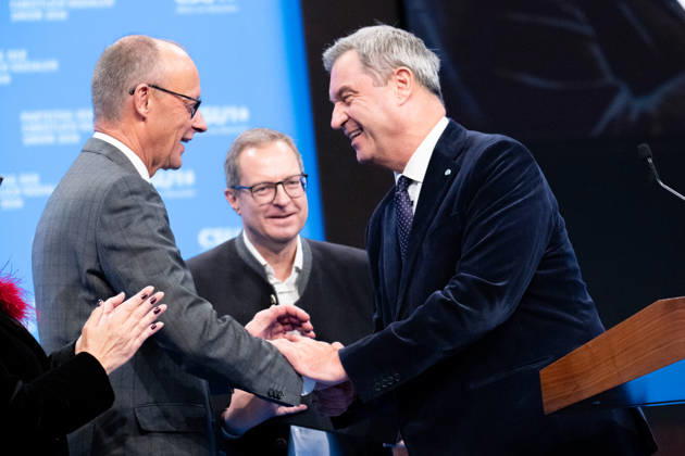 Tag 2, Parteitag 2026 der Partei CSU (Christlich-Soziale-Union) in der Messe München. Friedrich Merz (Bundeskanzler BRD Bundesrepublik Deutschland, CDU), Ministerpräsident Dr. Markus Söder und Generalsekretär Martin Huber zusammen auf der Bühne. Söder und Merz bedanken sich mit Handschlag