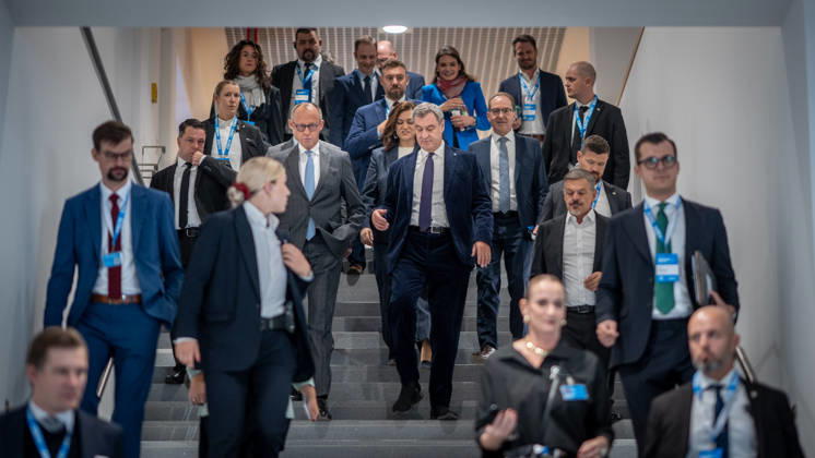 Bundeskanzler Friedrich Merz spricht vor dem CSU-Parteitag in München - hier gemeinsam mit dem CSU-Parteivorsitzenden Markus Söder auf dem Weg in die Messehalle C6;Parteitag der CSU in München, München Bayern Deutschland Messegelände München