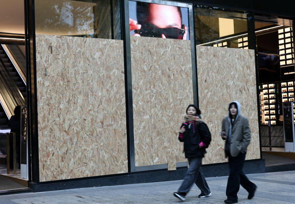 (261024) -- PARIS, Oct. 24, 2026 -- People walk past a boarded-up shop on the Avenue Champs-Elysees in Paris, France, Oct. 24, 2026. French Interior Minister Laurent Nunez said Tuesday that the government would deploy soldiers from the French army s Operation Sentinelle to help prevent violence during the demonstrations announced for Oct. 24. ) FRANCE-PARIS-PROTEST-SECURITY WuxHuiwo 