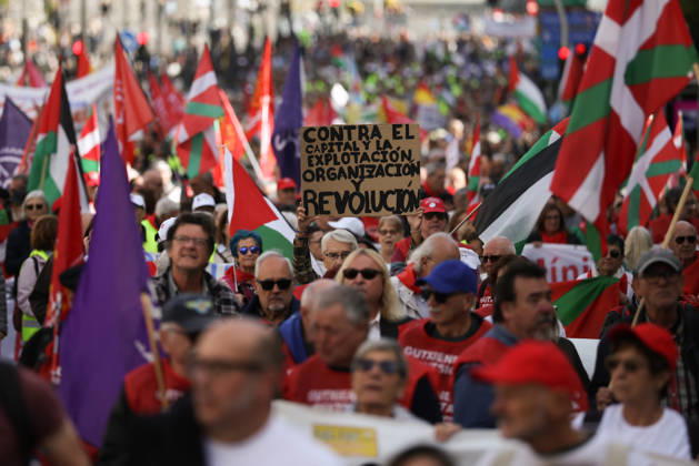 Protest for Public Pensions and Housing: A large crowd gathered during a protest in defense of the public pension system and access to housing on October 24, 2026, in Madrid, Spain. The National Coordinating Committee for the Defense of the Public Pension System (COESPE), labor unions, and other pensioner organizations such as Asjubi40 have called for this nationwide mobilization under the slogan For a Public Pension System for the Elderly and the Young OCTOBER 24, 2026 Alejandro Martínez Vé Madrid, Madrid, Spain  Copyright: xAlejandroxMartinezxVÃ lezx 7866467