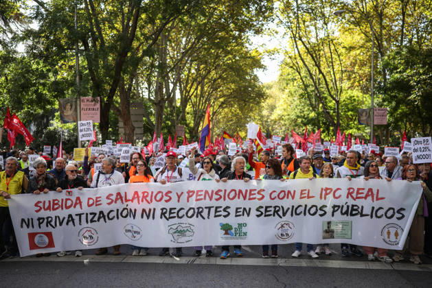 Protest for Public Pensions and Housing: Numerous people hold a banner reading Raise wages and pensions in line with the actual CPI during a protest in defense of the public pension system and access to housing on October 24, 2026, in Madrid, Spain. The National Coordinating Committee for the Defense of the Public Pension System (COESPE), unions, and other pensioner organizations such as Asjubi40 have called for this nationwide mobilization under the slogan For a Public Pension System for the Elderly and the Young OCTOBER 24, 2026 Alejandro Martínez Vé Madrid, Madrid, Spain  Copyright: xAlejandroxMartinezxVÃ lezx 7866464