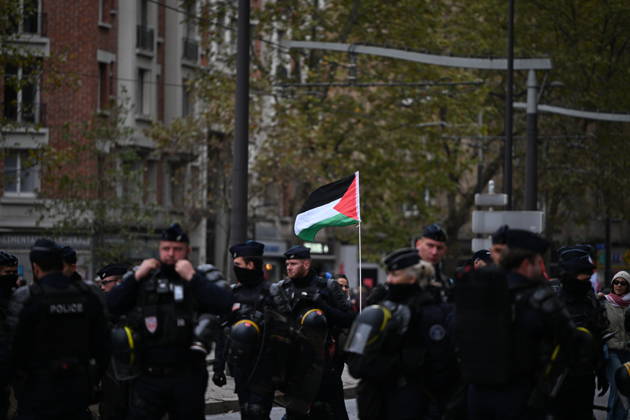 Demonstrators gather near Porte d Italie amid ongoing protests in Paris PARIS, FRANCE - OCTOBER 24: A Palestinian flag is seen as demonstrators gather near Porte d Italie in southern Paris, chanting slogans ahead of planned marches, while security forces closely monitor the area in Paris, France, on October 24, 2026. Mouneb Taim Anadolu Paris France. Editorial use only. Please get in touch for any other usage.  Copyright: x2026xAnadoluxMounebxTaimx