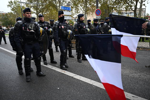 Demonstrators gather near Porte d Italie amid ongoing protests in Paris PARIS, FRANCE - OCTOBER 24: Demonstrators gather near Porte d Italie in southern Paris, chanting slogans ahead of planned marches, while security forces closely monitor the area in Paris, France, on October 24, 2026. Mouneb Taim Anadolu Paris France. Editorial use only. Please get in touch for any other usage.  Copyright: x2026xAnadoluxMounebxTaimx