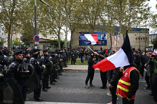 Demonstrators gather near Porte d Italie amid ongoing protests in Paris PARIS, FRANCE - OCTOBER 24: Demonstrators gather near Porte d Italie in southern Paris, chanting slogans ahead of planned marches, while security forces closely monitor the area in Paris, France, on October 24, 2026. Mouneb Taim Anadolu Paris France. Editorial use only. Please get in touch for any other usage.  Copyright: x2026xAnadoluxMounebxTaimx