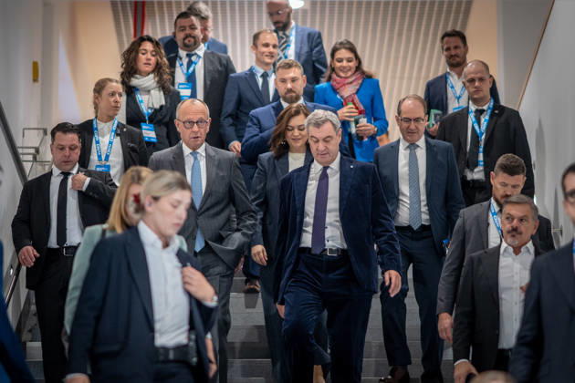 Bundeskanzler Friedrich Merz spricht vor dem CSU-Parteitag in München - hier gemeinsam mit dem CSU-Parteivorsitzenden Markus Söder auf dem Weg in die Messehalle C6, mit Franziska Hoppermann und Alexander Dobrindt;Parteitag der CSU in München, München Bayern Deutschland Messegelände München