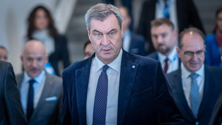 CSU-Parteivorsitzenden Markus Söder auf dem Weg in die Messehalle C6, mit Alexander Drobrindt (rechts) und Alexander Hoffmann (links);Parteitag der CSU in München, München Bayern Deutschland Messegelände München