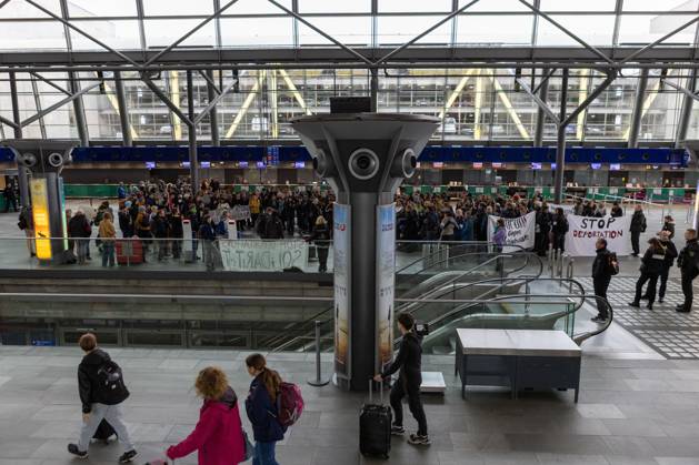 Leipzig Airport Hosts Anti-Deportation Protest SCHKEUDITZ, GERMANY OCTOBER 24, 2026: Demonstrators take part in a protest against deportations at Leipzig Halle Airport as part of a nationwide day of action against deportations and deportation detention. The protest focuses particularly on charter deportation flights to Afghanistan. Schkeuditz Saxony Germany Copyright: x xMariaxCastrox xJNAxPressx