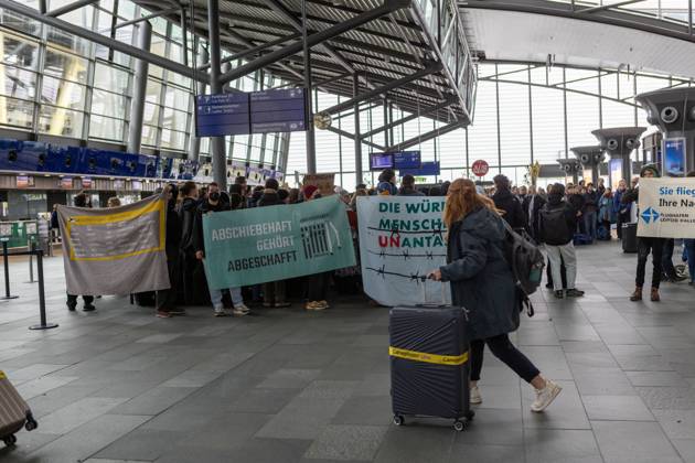 Leipzig Airport Hosts Anti-Deportation Protest SCHKEUDITZ, GERMANY OCTOBER 24, 2026: Demonstrators take part in a protest against deportations at Leipzig Halle Airport as part of a nationwide day of action against deportations and deportation detention. The protest focuses particularly on charter deportation flights to Afghanistan. Schkeuditz Saxony Germany Copyright: x xMariaxCastrox xJNAxPressx