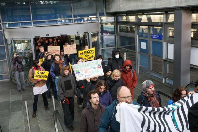 Leipzig Airport Hosts Anti-Deportation Protest SCHKEUDITZ, GERMANY OCTOBER 24, 2026: Demonstrators take part in a protest against deportations at Leipzig Halle Airport as part of a nationwide day of action against deportations and deportation detention. The protest focuses particularly on charter deportation flights to Afghanistan. Schkeuditz Saxony Germany Copyright: x xMariaxCastrox xJNAxPressx