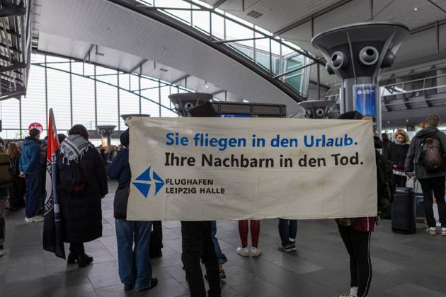 Leipzig Airport Hosts Anti-Deportation Protest SCHKEUDITZ, GERMANY OCTOBER 24, 2026: Demonstrators take part in a protest against deportations at Leipzig Halle Airport as part of a nationwide day of action against deportations and deportation detention. The protest focuses particularly on charter deportation flights to Afghanistan. Schkeuditz Saxony Germany Copyright: x xMariaxCastrox xJNAxPressx