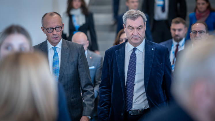 Bundeskanzler Friedrich Merz spricht vor dem CSU-Parteitag in München - hier gemeinsam mit dem CSU-Parteivorsitzenden Markus Söder auf dem Weg in die Messehalle C6;Parteitag der CSU in München, München Bayern Deutschland Messegelände München