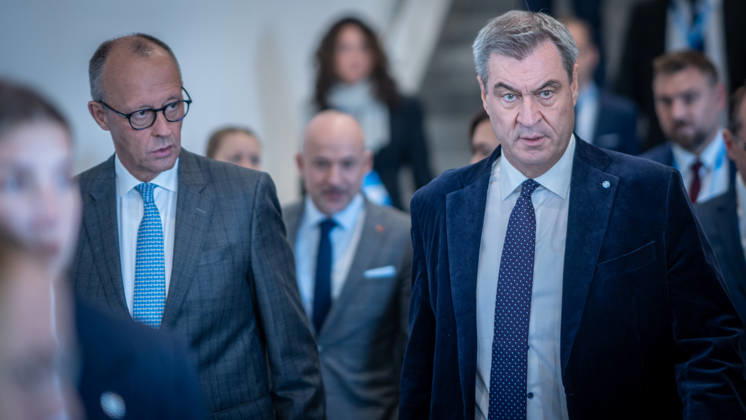 Bundeskanzler Friedrich Merz spricht vor dem CSU-Parteitag in München - hier gemeinsam mit dem CSU-Parteivorsitzenden Markus Söder auf dem Weg in die Messehalle C6;Parteitag der CSU in München, München Bayern Deutschland Messegelände München