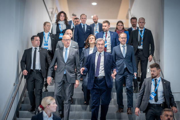 Bundeskanzler Friedrich Merz spricht vor dem CSU-Parteitag in München - hier gemeinsam mit dem CSU-Parteivorsitzenden Markus Söder auf dem Weg in die Messehalle C6, mit Franziska Hoppermann und Alexander Dobrindt sowie Alexander Hoffmann;Parteitag der CSU in München, München Bayern Deutschland Messegelände München