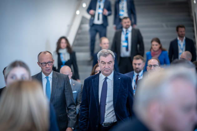 Bundeskanzler Friedrich Merz spricht vor dem CSU-Parteitag in München - hier gemeinsam mit dem CSU-Parteivorsitzenden Markus Söder auf dem Weg in die Messehalle C6;Parteitag der CSU in München, München Bayern Deutschland Messegelände München