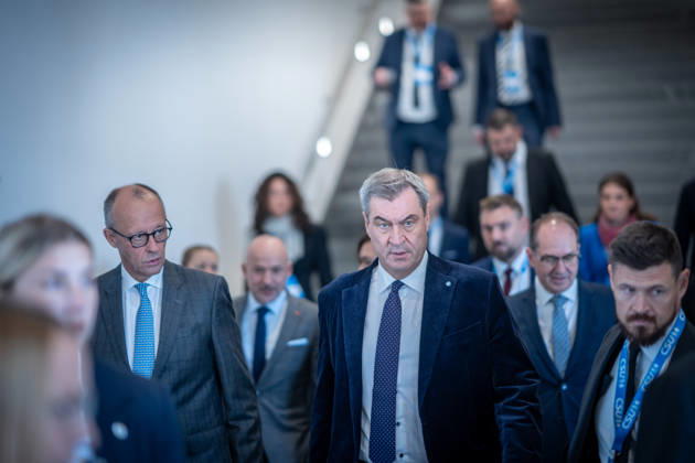 Bundeskanzler Friedrich Merz spricht vor dem CSU-Parteitag in München - hier gemeinsam mit dem CSU-Parteivorsitzenden Markus Söder auf dem Weg in die Messehalle C6;Parteitag der CSU in München, München Bayern Deutschland Messegelände München