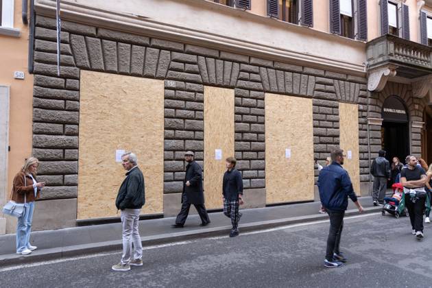 Storefronts Closed on Via Condotti Due to Risk of Vandalism - Rome Storefronts are closed on Via Condotti in Rome, Italy on October 24, 2026 , due to the risk of looting and vandalism amid heightened tensions. Police presence is observed near high-end retail establishments including Palazzo Fendi. Photo by Matteo Nardone IPA ABACAPRESS.COM Rome Italia Roma Italy  Copyright: xFotogramma IPA ABACAx