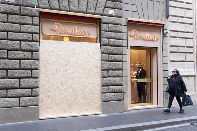 Storefronts Closed on Via Condotti Due to Risk of Vandalism - Rome Storefronts are closed on Via Condotti in Rome, Italy on October 24, 2026 , due to the risk of looting and vandalism amid heightened tensions. Police presence is observed near high-end retail establishments including Palazzo Fendi. Photo by Matteo Nardone IPA ABACAPRESS.COM Rome Italia Roma Italy  Copyright: xFotogramma IPA ABACAx