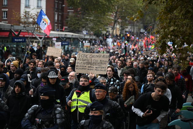 Demonstrators gather near Porte d Italie amid ongoing protests in Paris PARIS, FRANCE - OCTOBER 24: Demonstrators gather near Porte d Italie in southern Paris, chanting slogans ahead of planned marches, while security forces closely monitor the area in Paris, France, on October 24, 2026. Mouneb Taim Anadolu Paris France. Editorial use only. Please get in touch for any other usage.  Copyright: x2026xAnadoluxMounebxTaimx