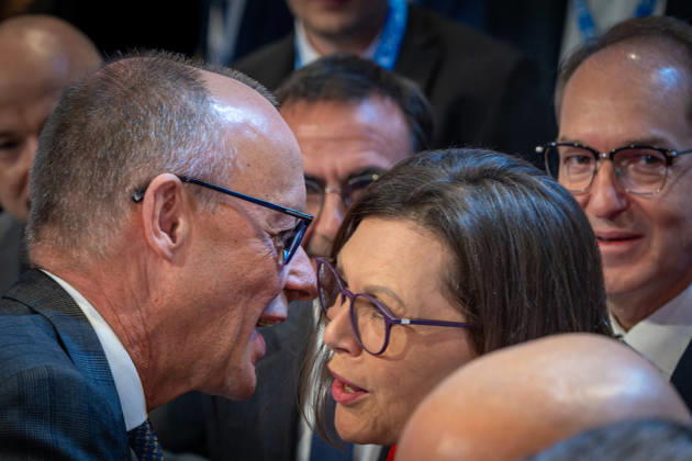 Bundeskanzler Friedrich Merz (CDU) begruesst Ilse Aigner (r., CSU) CSU-Parteitag Messehallen Muenchen Muenchen 24.10.2026