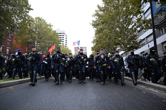 Demonstrators gather near Porte d Italie amid ongoing protests in Paris PARIS, FRANCE - OCTOBER 24: Demonstrators gather near Porte d Italie in southern Paris, chanting slogans ahead of planned marches, while security forces closely monitor the area in Paris, France, on October 24, 2026. Mouneb Taim Anadolu Paris France. Editorial use only. Please get in touch for any other usage.  Copyright: x2026xAnadoluxMounebxTaimx